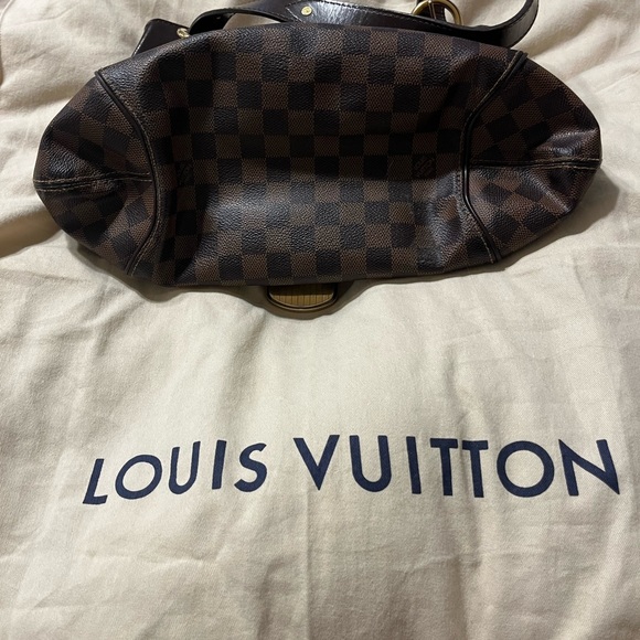 Authentic Louis Vuitton. Great condition and barely used....